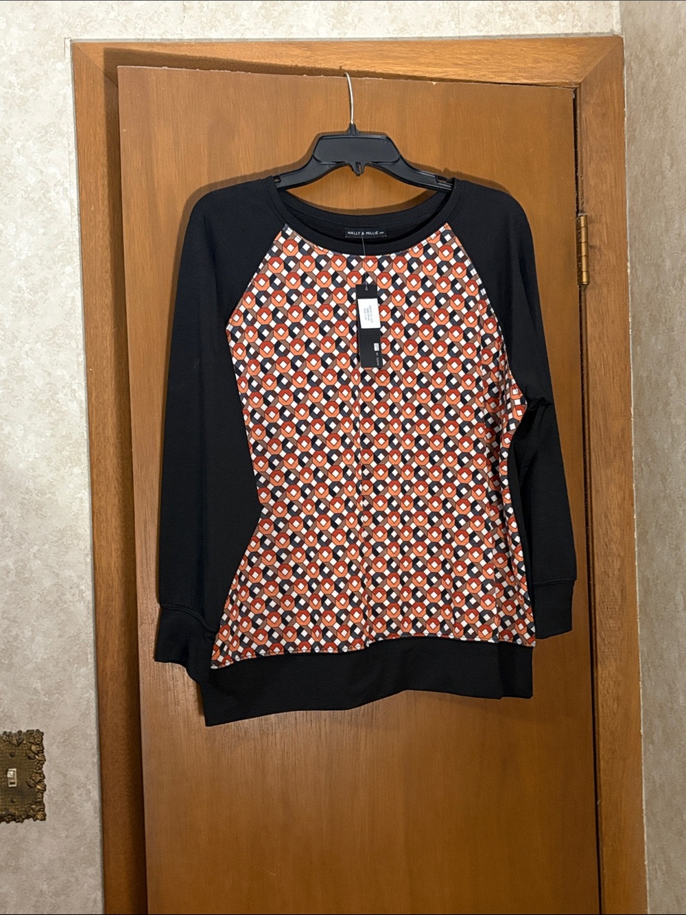 NWT Women’s Nally & Millie L/XL Black Raglan Sleeve Top with Geo-Print Front